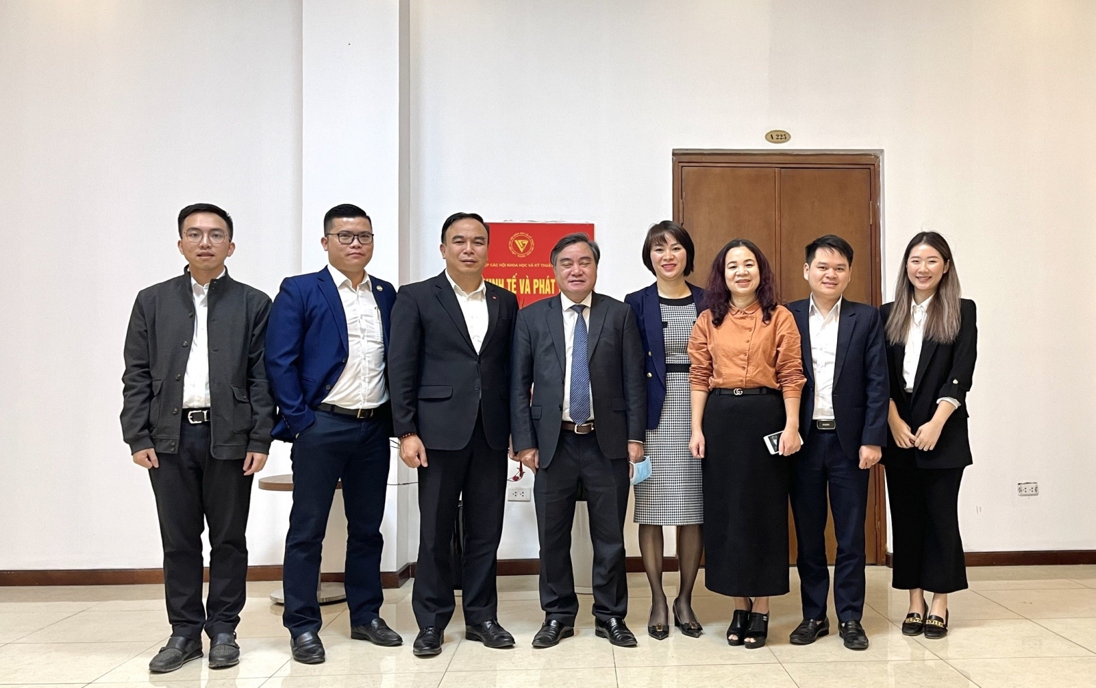 Phó chủ tịch chuyên trách VUSTA Phạm Quang Thao thăm, chúc Tết cán bộ, nhân viên Viện Kinh tế và Phát triển