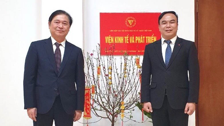 Chủ tịch VUSTA Phan Xuân Dũng thăm, chúc Tết cán bộ, nhân viên Viện Kinh tế và Phát triển