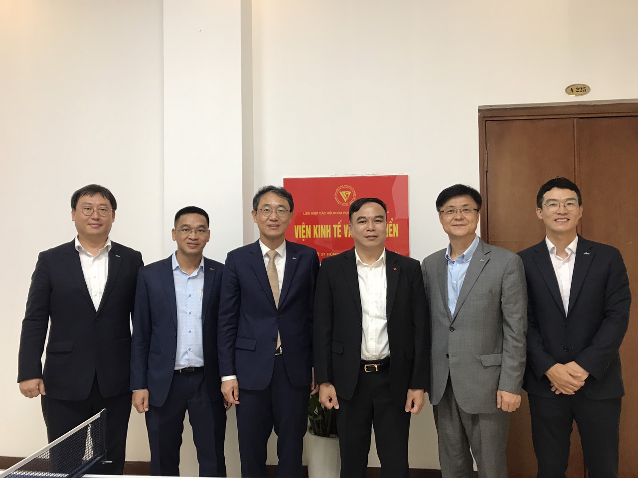 Ngân hàng Shinhan đến thăm và làm việc tại Viện Kinh tế và Phát triển