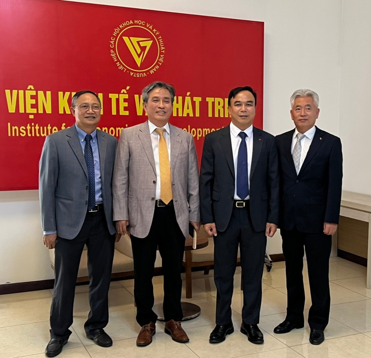 Đoàn Viện Xây dựng và Công nghệ xây dựng (KICT) Hàn Quốc đến thăm và làm việc với Viện Kinh tế và Phát triển