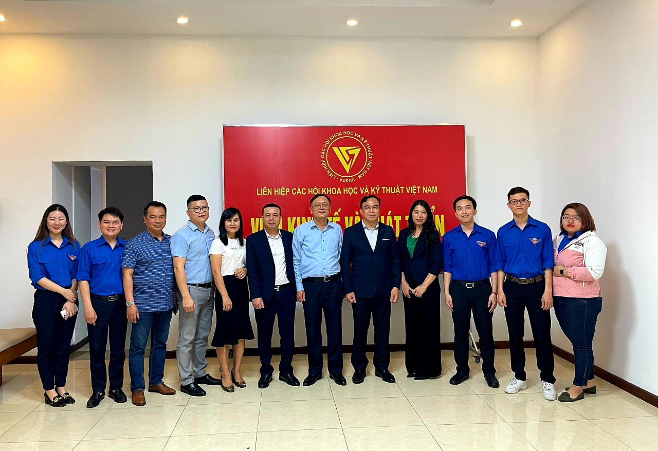Ban lãnh đạo Công đoàn và Đoàn Thanh Niên Liên hiệp các Hội Khoa học và Kỹ thuật Việt Nam (VUSTA) trao Quyết định công nhận Ban Chấp hành Công đoàn cơ sở và Quyết định Chuẩn y kết quả Đại hội cho Chi đoàn Viện Kinh tế và Phát triển 