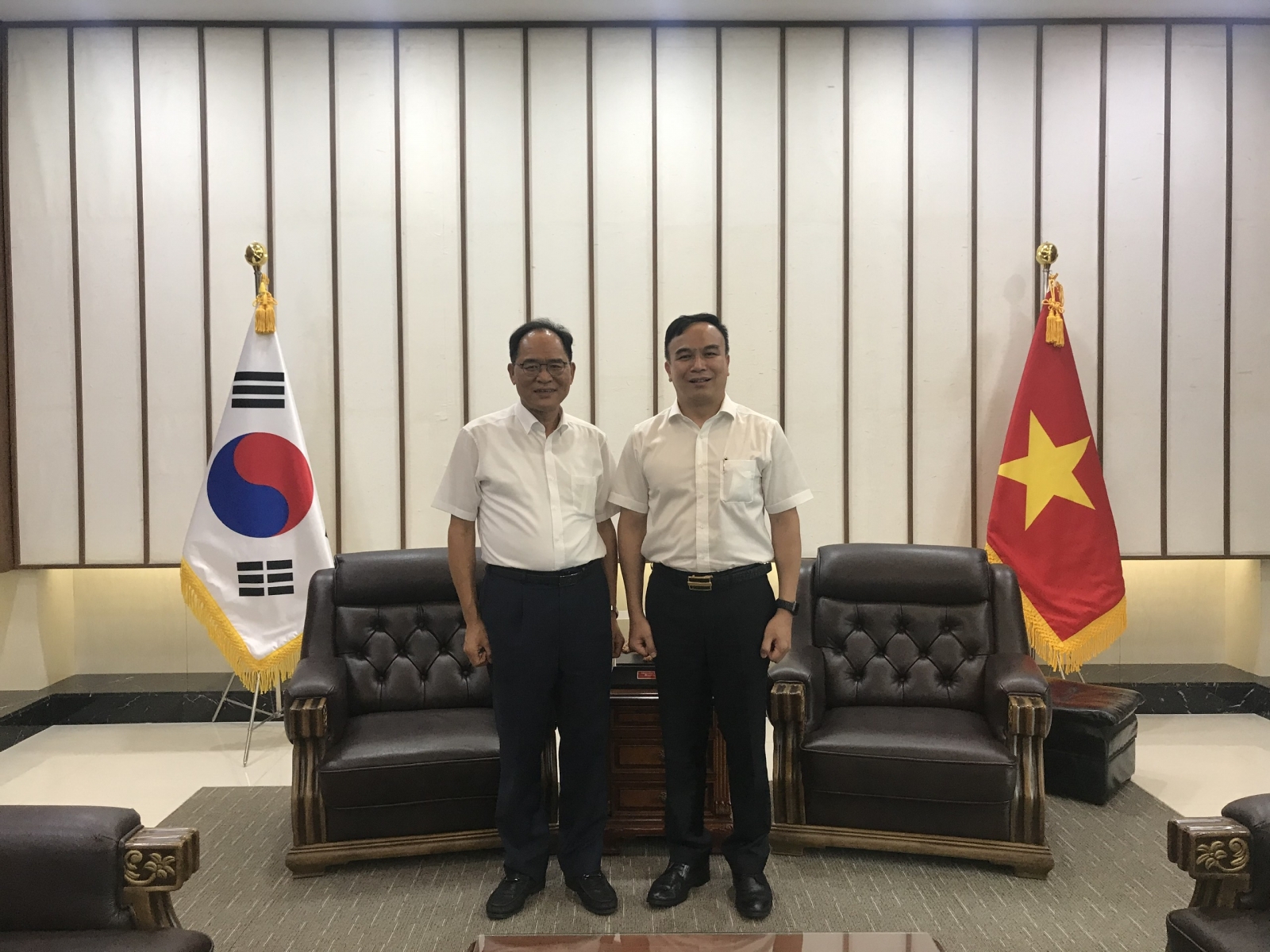Đồng chí Nguyễn Trọng Uyển, Viện Trưởng Viện Kinh tế và Phát triển đến thăm và chào xã giao với Đại sứ quán Hàn Quốc tại Việt Nam