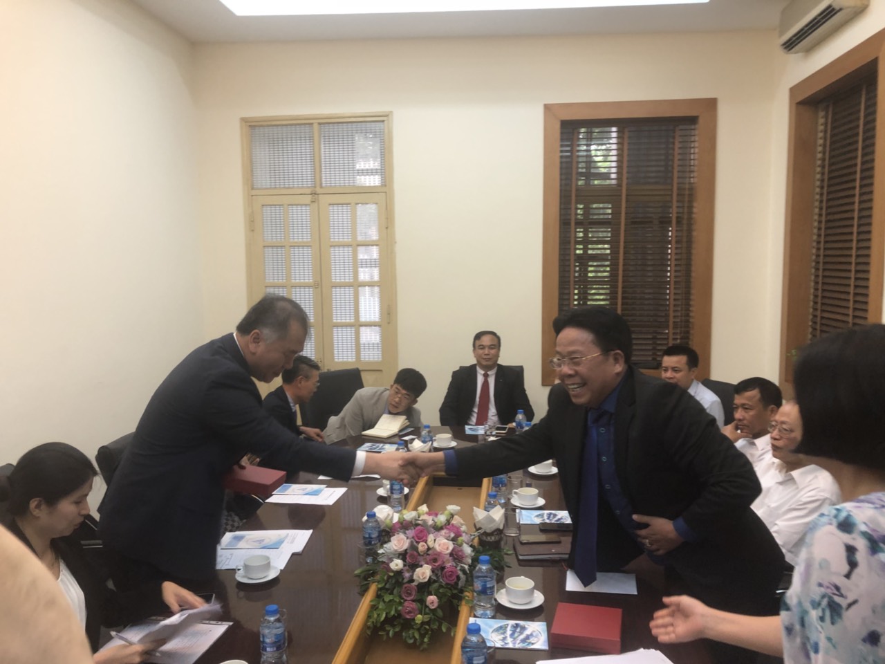 Ông Nghiêm Vũ Khải- Phó chủ tịch Liên hiệp các hội Khoa học và Kỹ thuật Việt Nam tiếp đón Ngài HUR Kyong- Goo, Chủ tịch Cơ quan phát triển Hạ tầng và Đô thị Hàn Quốc